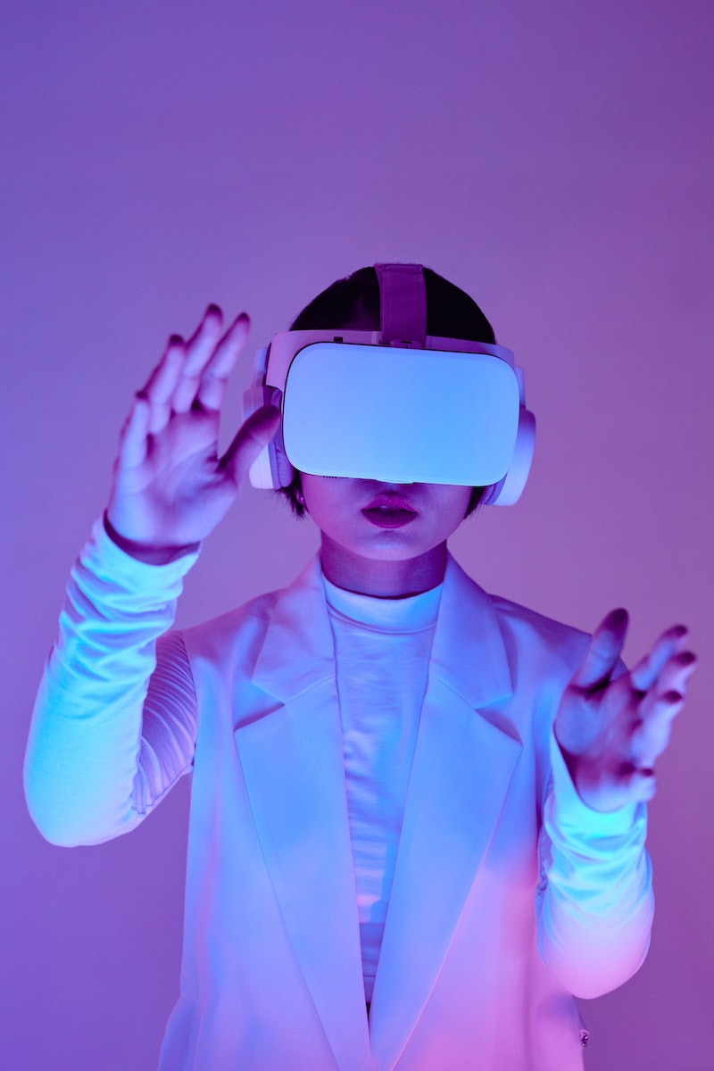 Bardeen Plugin | A Woman Using Virtual Goggles