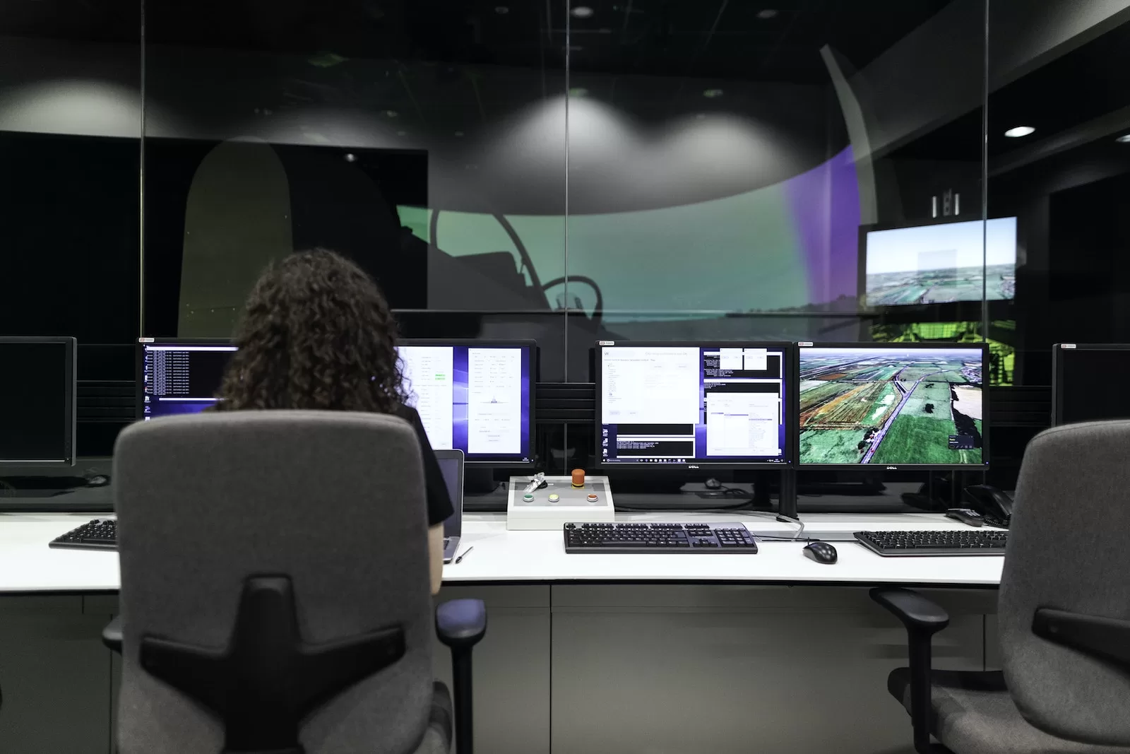 BOXIL SaaS Plugin | Female Engineer Controlling Flight Simulator